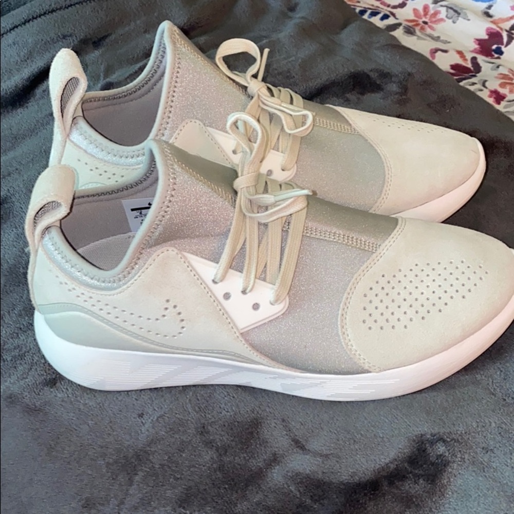 Women’s Nike tennis shoes